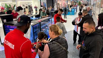 Probleme pentru Chindia înaintea jocului cu CS Afumați: doi titulari de drept sunt accidentați. Florea și Dinu au fost prezenți la inaugurarea noului fanshop al clubului