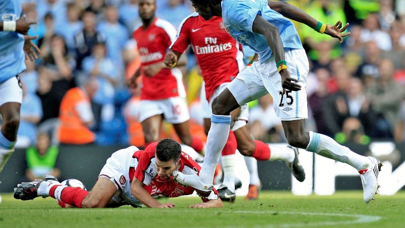 VIDEO** "Răzbunarea" lui Adebayor! Îl calcă pe Van Persie și se bucură după gol în fața fanilor lui Arsenal