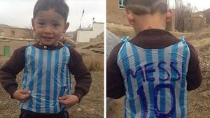 E prea sărac pentru un tricou adevărat cu Messi, dar asta nu a contat! FOTO | Puștiul care impresiona lumea întreagă a fost găsit: "Prietenii cu internet l-au anunțat că e faimos"