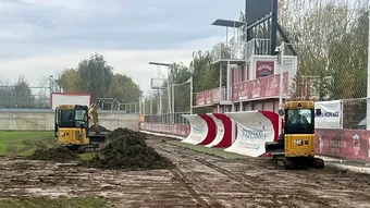 Lucrările de la stadion continuă, iar CS Tunari va juca și în play-out departe de casă. Când revine în localitate