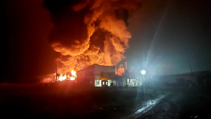 Incendiu de proporții pe centura Bucureștiului, la un depozit de frigidere vechi