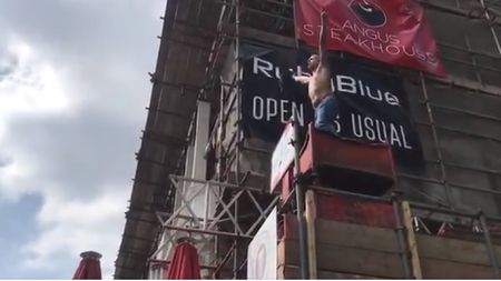 Fanii lui Ajax au început "duelul" cu Tottenham pe străzile din Londra. VIDEO | Olandezii s-au "urcat" pe englezi și i-au tachinat cu imnul echipei din Amsterdam