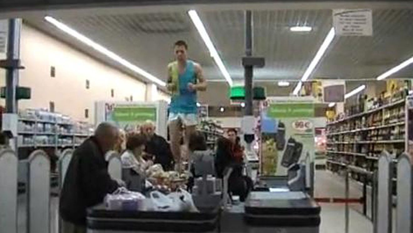 VIDEO **El vrea să devină cel mai cunoscut om de pe planetă! UITE ce NEBUNII e în stare să facă