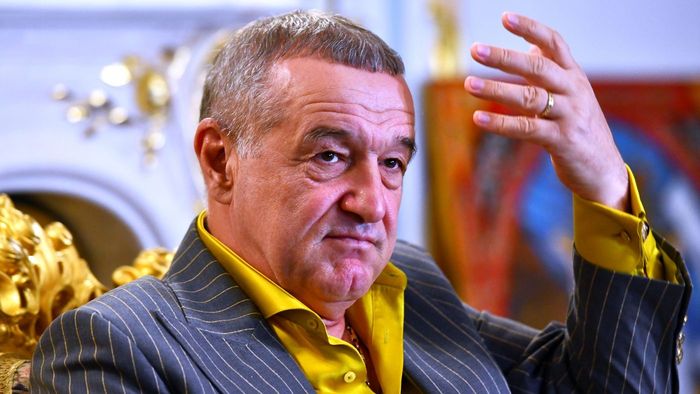 Imagini inedite cu Gigi Becali! Patronul lui FCSB a fost surprins ieșind dintr-o bancă cu rucsacul plin | FOTO