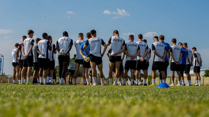 A semnat după ce a bătut palma cu Gigi Becali, iar acum a ajuns în cantonamentul FCSB! Primele imagini din Olanda cu internaționalul român