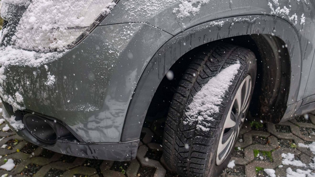 Amenzi uriașe pentru șoferii care merg fără cauciucuri de iarnă pe zăpadă! Ce sumă trebuie să plătească toți cei care ies după ninsoare dacă nu respectă această lege