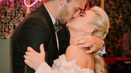 Fotbalistul care și-a făcut de cap în timp ce soția lui se afla în vacanță. Nu a ținut cont că este căsătorit și are trei copii: „A fost șocant”! În trecut, atacantul a fost fotografiat în pat cu două femei