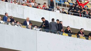 Glorii și vedete alături de „câini” la barajul Dinamo - Csikszereda: Ștefan Bănică jr., în tribune alături de Ioan Andone, Claudiu Niculescu, Ionuț Lupescu sau Gabi Tamaș. GALERIE FOTO