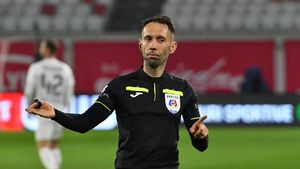 Fotografia care dinamitează Superliga: arbitrul oltean George Găman, la petrecere cu fotbaliștii de la Universitatea Craiova! Oficialii lui CFR Cluj au luat foc: „Kyros Vassaras trebuie să răspundă! Văzând poza, te poți gândi la orice”