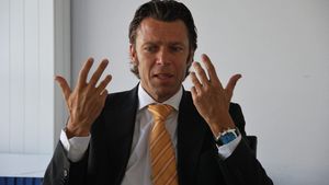 Urs Meier, arbitrul elvețian care i-a refuzat României prezența la EURO 2004, a analizat reacția lui Sebastian Colțescu. „Intenția nu poate fi judecată!”