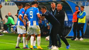 Mirel Rădoi a lăsat prăpăd în urma lui! Universitatea Craiova s-a ales cu litigii după ce Sergiu Hanca și Ionuț Vînă au fost umiliți la antrenamentele oltenilor! De ce s-a ajuns la ruptura totală între fotbaliști și club | EXCLUSIV