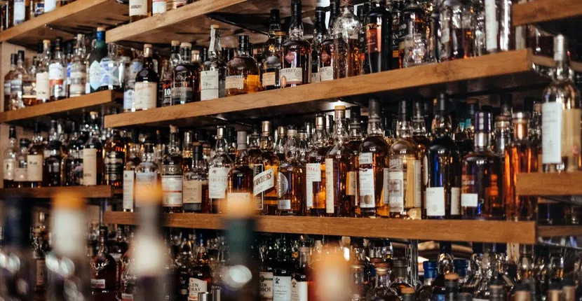 Bancul zilei. O blondă complet goală intră într-un bar și comandă un whisky