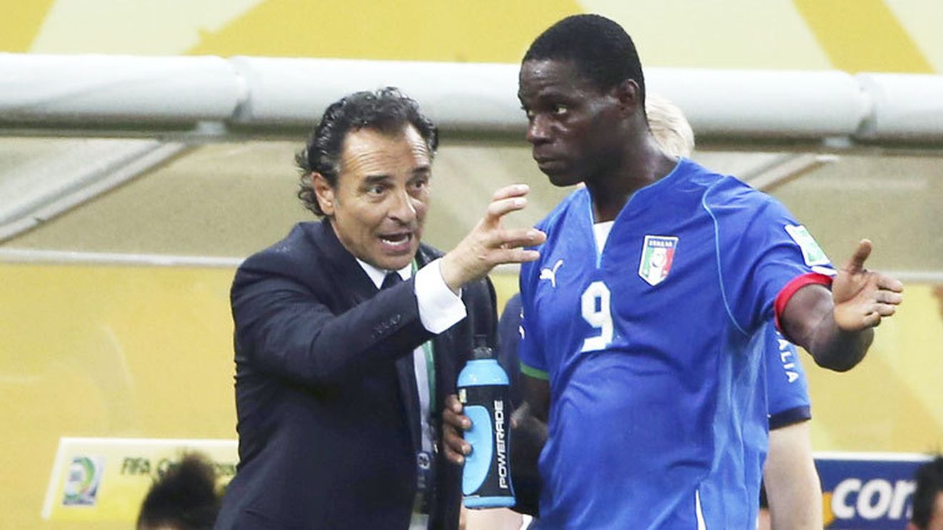 VIDEO Balotelli, surprins de o apariție în timpul meciului Italia-Japonia