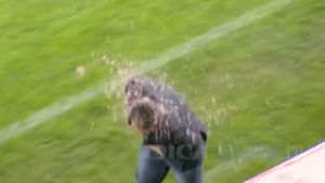 Reghecampf, udat cu un lichid de culoare roșiatică la pauză:** "Aia era de fapt mizerie, nu ceai!" Faza care nu s-a văzut în direct la TV