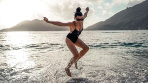 Imaginile cu Corina Caragea candidează deja la cele mai hot ale anului! Cum arată frumoasa prezentatoare a știrilor sportive de la PRO TV în costum de baie, pe plajele din Seychelles! GALERIE FOTO