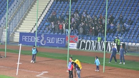 Scandal la meciul CFR-ului! Galeria gazdă a vrut să intre pe stadion cu un banner,** observatorul l-a interzis: "Nu îl accept eu" FOTO Mesajul care a creat tensiune în Oltenia