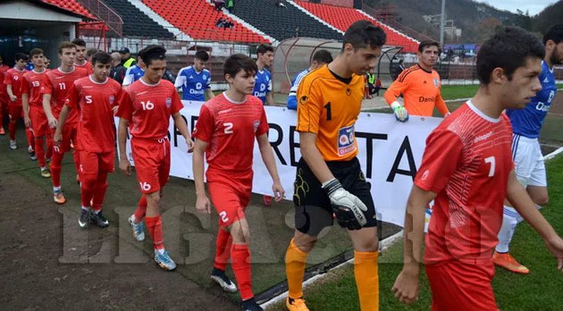 Când fotbalul nu mai e fotbal.** Metalul Reșița a jucat cu juniorii partida cu Vâlcea și a luat 6 goluri în 33 de minute. Seniorii au fost excluși pentru că și-au cerut banii