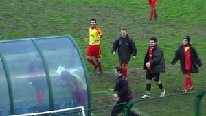 DEMENȚIAL - Caz de targă: după gol, s-a dat cu capul de banca de rezerve și a fost eliminat imediat. Cea mai stupidă fază din istoria fotbalului