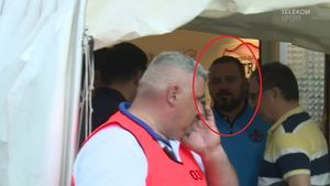 FOTO | Apariție surprinzătoare la meciul Astra - FCSB! S-a făcut nevăzut imediat cum a observat că e filmat