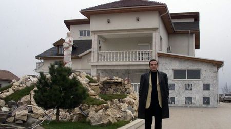 Gigi Becali a adus două TIR-uri cu săpunuri din Turcia, care s-au topit în fața casei: „Mirosea toată comuna a măr, a lămâie”