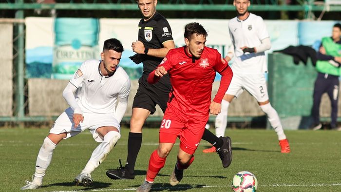 FC Hermannstadt s-a despărțit de patru jucători, trei dintre ei fiind din lotul cu care s-a retrogradat din Liga 1. Renunțarea la Andrei Sîntean, cea mai surprinzătoare