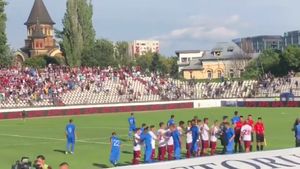 Haos înainte de startul meciului Rapid - Farul! Fanii constănțeni au vrut să pătrundă la tribuna II, iar suporterii rapidiști au fugit pe gazon: jandarmii au intervenit VIDEO