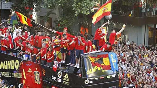 Armada de aur! FOTO ȘI VIDEO** Campionii mondiali au ajuns acasă! Casillas a prezentat trofeul