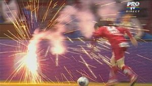 HAOS ÎN TRIBUNE!** Finala, întreruptă de două ori, din cauza torțelor! Meme Stoica a intrat pe gazon! FOTO