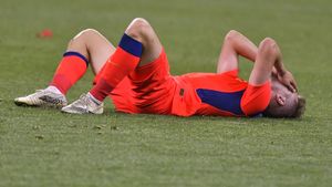 Jucătorii celor de la FCSB, în lacrimi după egalul cu FC Voluntari. Florin Tănase și Darius Olaru s-au prăbușit pe gazon | GALERIE FOTO