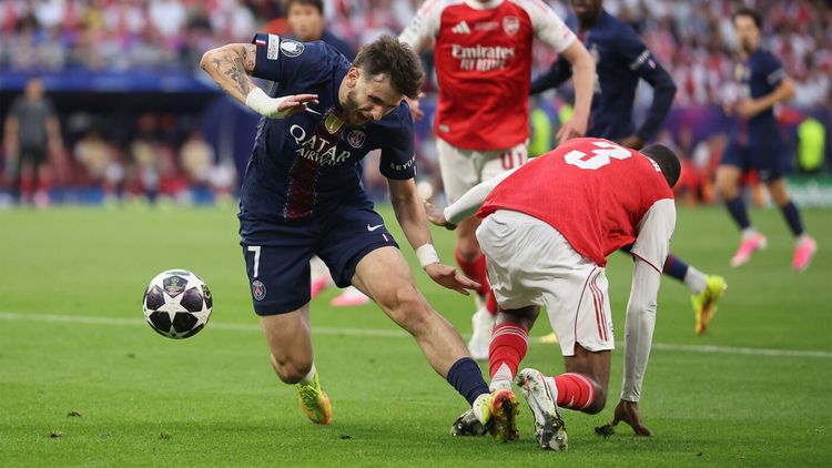A ieșit scandal! Fază controversată: PSG a primit penalty, Arsenal a protestat vehement. Ce s-a văzut la VAR