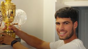 Carlos Alcaraz, ironizat după ce a postat o fotografie din propria casă și a lăsat la vedere un detaliu neobișnuit: „Își ține trofeele de Grand Slam pe dulapul de la IKEA”. FOTO 