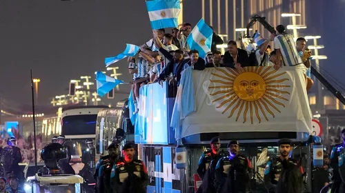 Ce s-a întâmplat în autocarul decapotabil cu care Leo Messi şi colegii din naționala Argentinei s-au plimbat pe străzile din Qatar, după ce au devenit campioni mondiali! Imaginile au ieşit la iveală şi sunt virale | VIDEO
