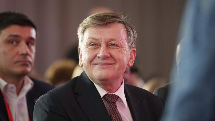 Cea mai dură reacție împotriva lui Crin Antonescu. Milionarul Adrian Porumboiu nu s-a putut abține: ce cuvânt a folosit pentru a-l descrie