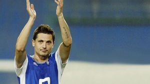 Cauza lui Rădoi, apărată din tabăra rivală. Dinu Gheorghe: "De ce să facem din el un caz special? Nu e capăt de țară dacă dă indicații de pe bancă"