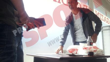 EXCLUSIV FOTO. Dimineață s-a antrenat cu echipa, la prânz a vândut bilete pentru Unicul Derby. Directorul general al "câinilor" a fost azi pe teren