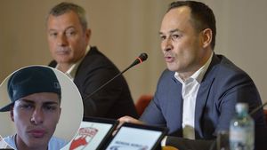 Motivul conflictului dintre Negoiță și Rednic: Peteleu, fiul unui politician PNL. Antrenorul îl cere, patronul i-a retezat-o public, tatăl fundașului îi răspunde lui Negoiță