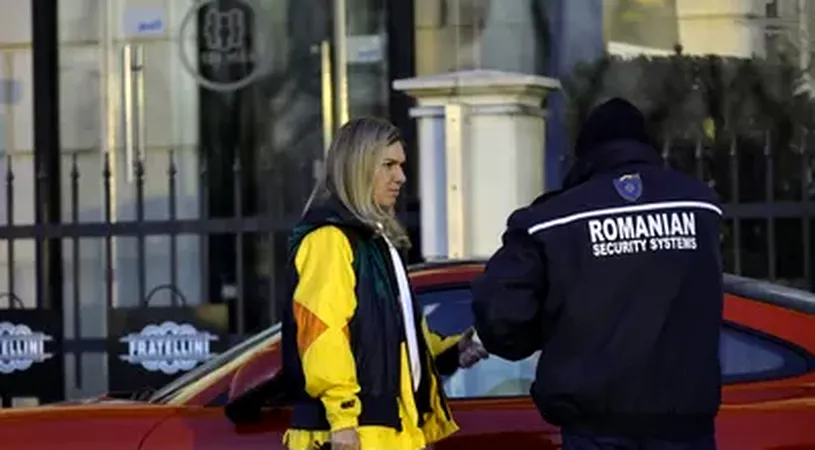 Gestul de mare campioană pe care Simona Halep l-a făcut pentru un paznic care a așteptat-o o oră în fața restaurantului! Jucătoarea e milionară în euro, dar nu a uitat de oamenii simpli ai României | FOTO