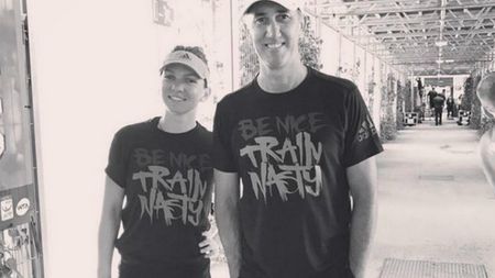 FOTO | Simona Halep și Darren Cahill și-au făcut apariția la Madrid în tricouri de susținere pentru Ilie Năstase: "Be Nice, Train Nasty"