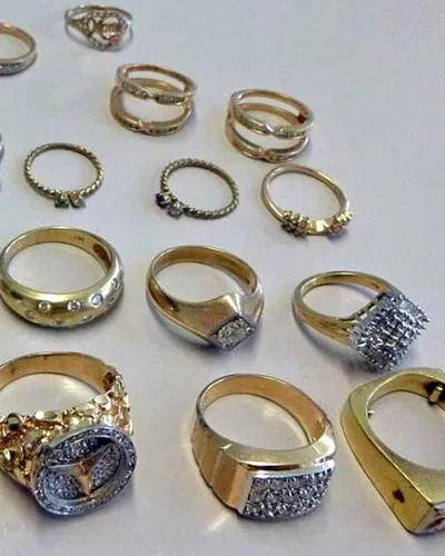 Descoperire spectaculoasă. Un pensionar a găsit peste 100.000 de euro și bijuterii de aur într-un sac de gunoi. Bărbatul poate păstra obiectele de valoare
