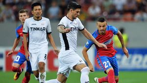 EXCLUSIV | Greșeală flagrantă a unui conducător de club. "Au contactat un fotbalist sub contract, riscă să nu mai aibă dreptul de a face transferuri"
