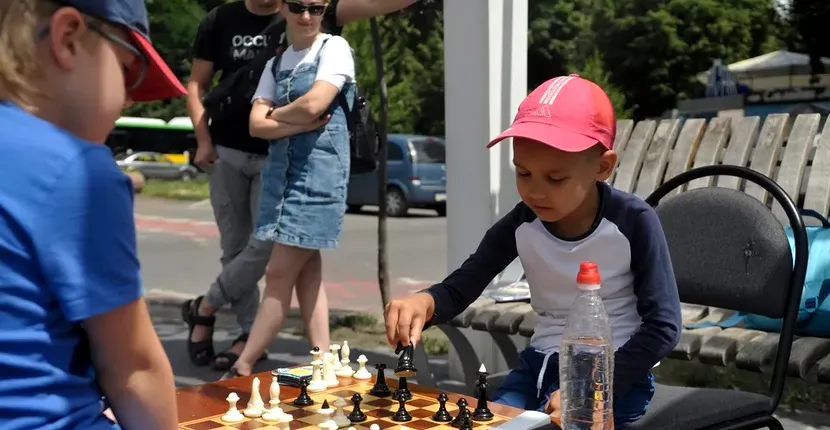 Un copil de 5 ani vrea să strângă bani pentru a cumpăra un tanc pentru armata ucraineană. Cine este Artem, considerat un miracol al șahului