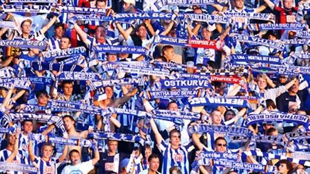 VIDEO Fanii Herthei au sărbătorit promovarea în Bundesliga la aeroport