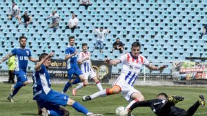 Cu buldozerul la meci! Imaginea zilei vine de la Dacia Unirea Brăila - Oțelul Galați! Cum au urmărit partida niște suporteri inventivi | FOTO