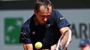 Ce i-a spus rusul Medvedev soției sale, direct de pe teren, în timpul meciului încheiat cu o RUȘINE ISTORICĂ la Roland Garros