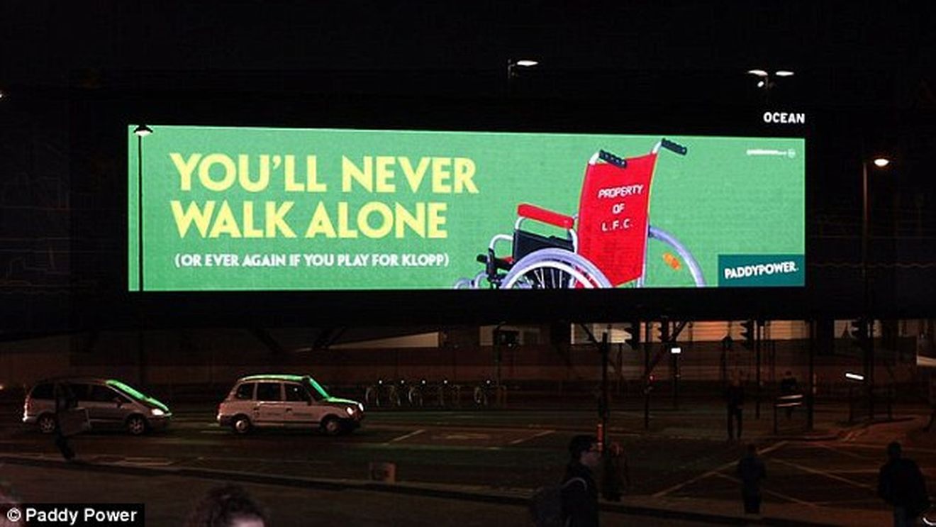 REVOLTĂ‚TOR | "Nu vei mai merge niciodată dacă joci pentru Klopp!" FOTO | Celebrul  "You''ll never walk alone", ironizat de o reclamă care a stârnit controversă în Anglia. Ce a apărut pe un panou publicitar chiar în centrul orașului Liverpool