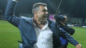 Clarvăzătorul Olăroiu: "Rădoi va ajunge un antrenor la fel de mare cum a fost ca jucător. Trebuia sa antreneze o echipă de copii din categoria onoare?"
