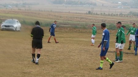 VIDEO INIMAGINABIL** Un tânăr arbitru român își ia bătaia vieții la un meci de liga a 5-a! 'Tu-mi dai roșu, bă?! Galben!'