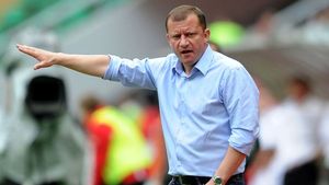 Dorinel Munteanu cere plecarea lui Cosmin Contra. "Nu trebuie să fie demis. Lucrul ăsta trebuie să vină din oficiu!"