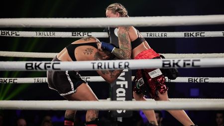 I-a dat o palmă adversarei sale, iar Connor McGregor s-a băgat imediat între cele două
