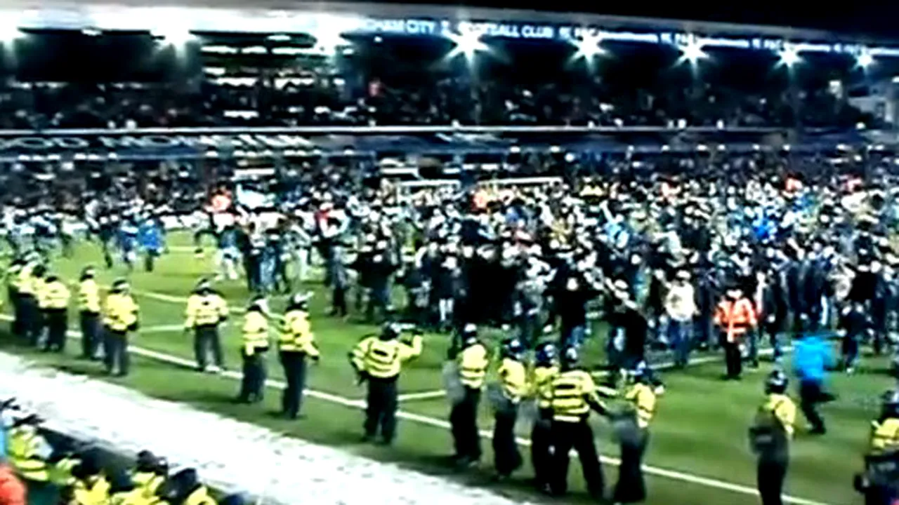 VIDEO INCREDIBIL** Englezii au luat-o razna! Peste 1.000 de fani au intrat pe teren la meciul Birmingham - Aston Villa
